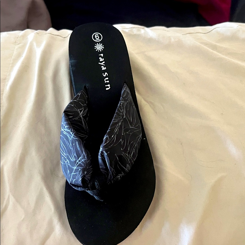 Youth Girls Like New black and white patterned flip flop/sandals size 6